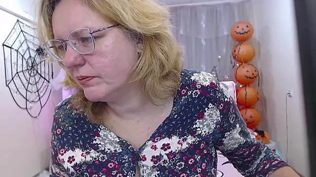 Snapshot of VestaWoody chatting on October 13, 2025, 6:35 am VestaWoody online show from October 13, 2025, 6:35 am