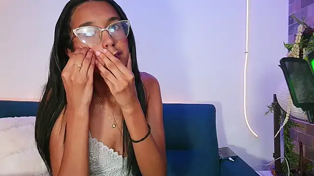 Snapshot of luna_valen chatting on April 29, 2026, 3:21 am luna valen online show from April 29, 2026, 3:21 am
