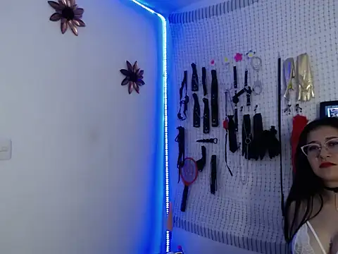 Aron and Queen Annie online show from December 3, 2025, 9:46 pm