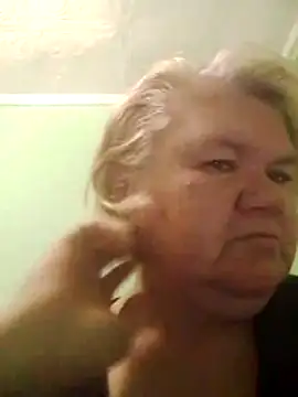 Snapshot of LusiyaGold5 chatting on November 4, 2025, 10:42 pm LusiyaGold5 online show from November 4, 2025, 10:42 pm