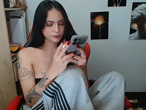Snapshot of Savana_Maison chatting on May 6, 2026, 6:57 pm Savana Maison online show from May 6, 2026, 6:57 pm