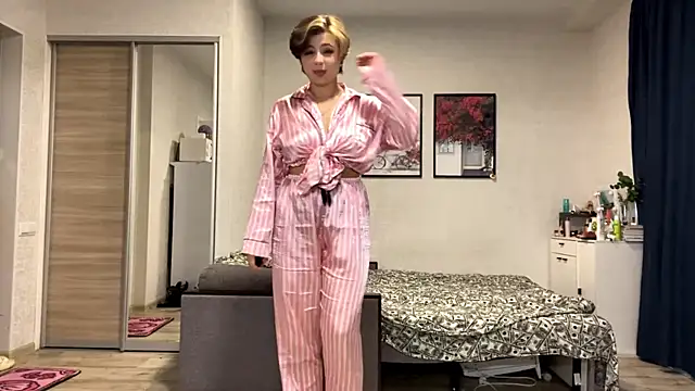 LunaMoonstar online show from October 5, 2025, 11:08 am