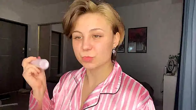 LunaMoonstar online show from November 4, 2025, 12:04 pm