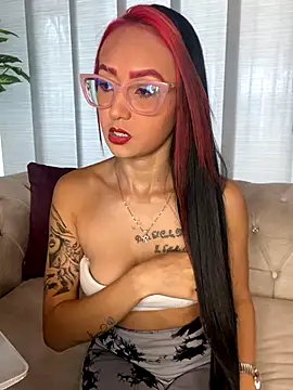 Snapshot of Sofiaa_pink chatting on October 7, 2025, 3:20 pm Sofiaa pink online show from October 7, 2025, 3:20 pm