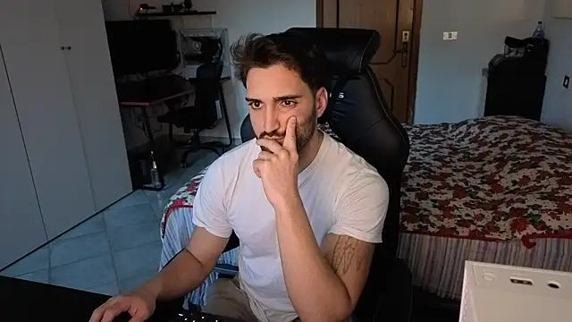 Al3xox02 online show from February 5, 2026, 4:11 pm