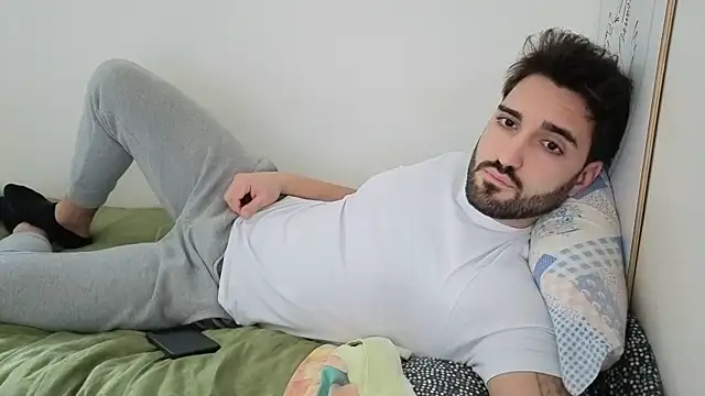 Al3xox02 online show from February 10, 2026, 1:26 pm