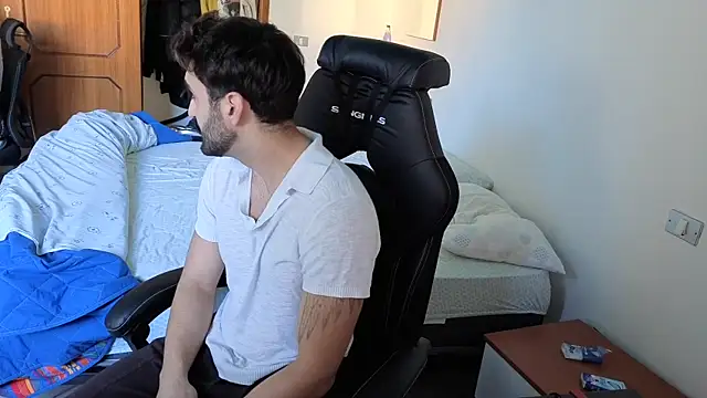 Al3xox02 online show from April 4, 2026, 12:35 pm