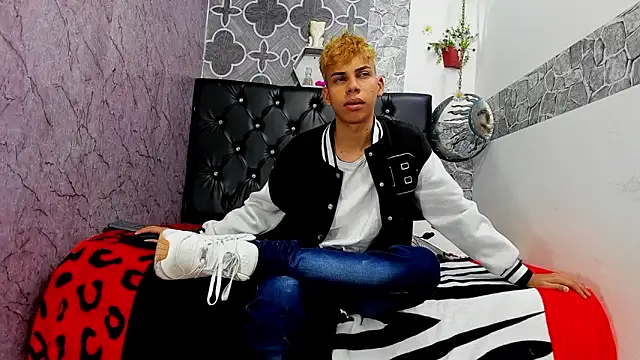 sexyboys cutex18 online show from March 28, 2026, 7:24 pm