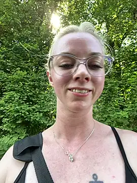 LinaLeana online show from June 25, 2026, 12:42 pm