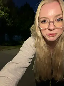 LinaLeana online show from July 3, 2026, 8:37 pm