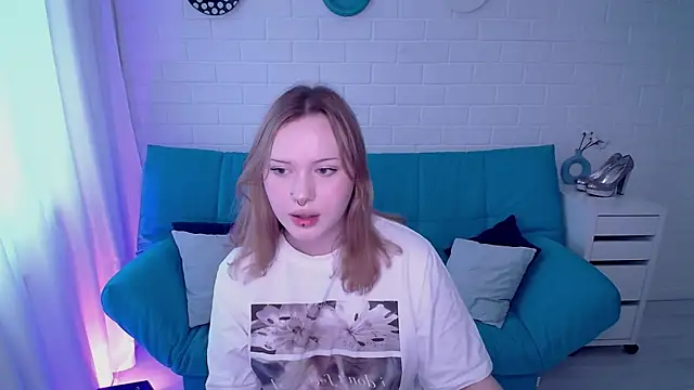 Snapshot of AuroraMour chatting on October 7, 2025, 10:56 am AuroraMour online show from October 7, 2025, 10:56 am