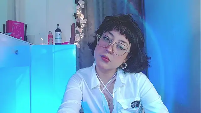 Snapshot of zora_blue777 chatting on October 16, 2025, 12:00 am zora blue777 online show from October 16, 2025, 12:00 am