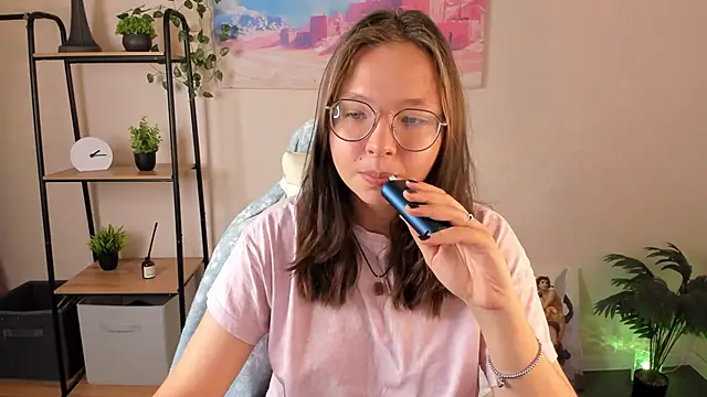 Snapshot of Nuura_Moore chatting on October 24, 2025, 1:24 am Nuura Moore online show from October 24, 2025, 1:24 am