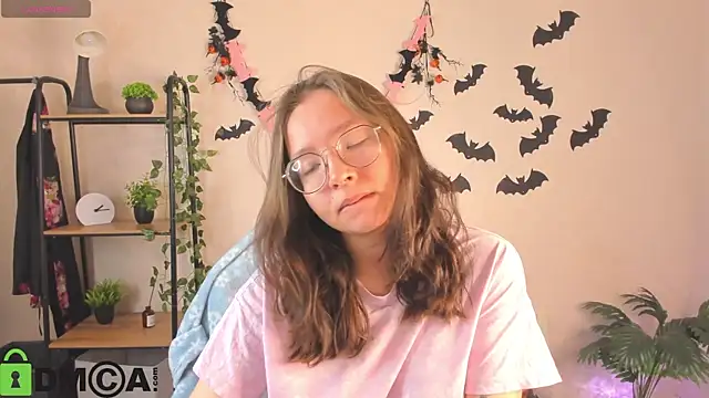 Snapshot of Nuura_Moore chatting on November 3, 2025, 12:46 am Nuura Moore online show from November 3, 2025, 12:46 am