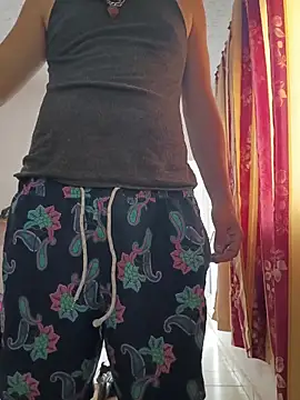 Yasahel33 online show from April 28, 2026, 11:43 pm