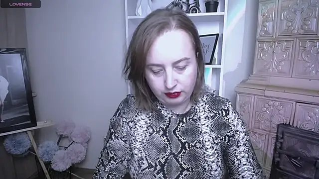 HelenFl online show from October 31, 2025, 8:15 am