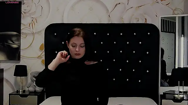 NicolleGrant online show from October 8, 2025, 6:00 am