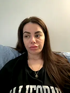 Snapshot of Bella-Flower chatting on November 2, 2025, 6:05 am Bella-Flower online show from November 2, 2025, 6:05 am