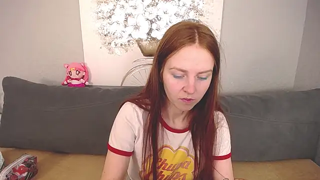 Snapshot of Evarey_ chatting on October 14, 2025, 4:57 am Evarey online show from October 14, 2025, 4:57 am