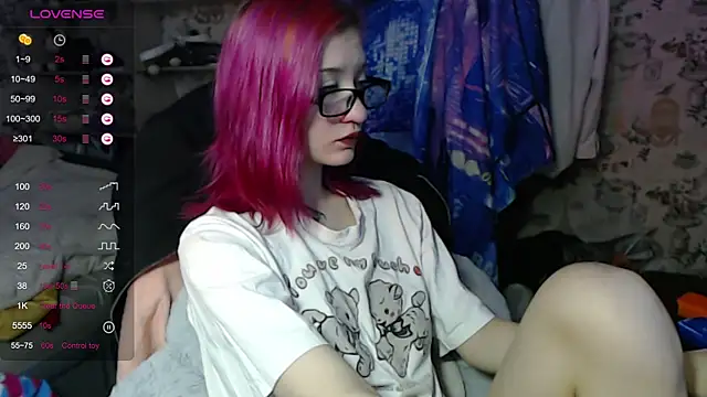 Snapshot of Dreamy_Red_Girl chatting on October 20, 2025, 3:18 am Dreamy Red Girl online show from October 20, 2025, 3:18 am