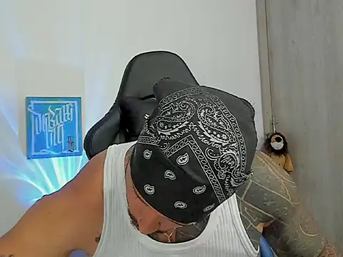 Dave-Max01 online show from October 6, 2025, 5:54 pm