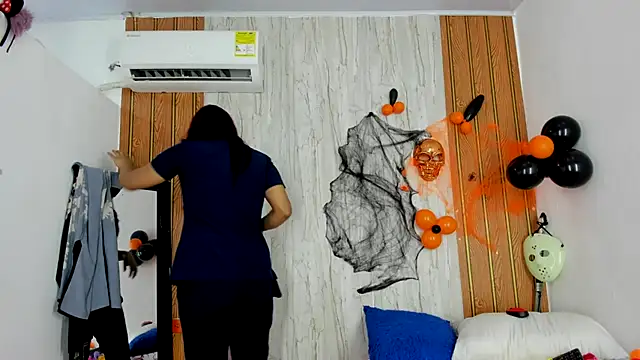 luisabecker  online show from October 24, 2025, 1:51 pm