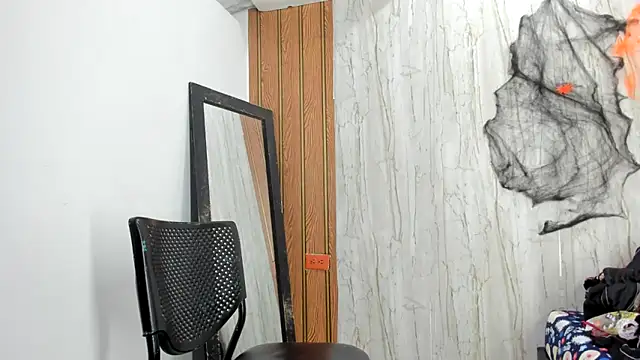 luisabecker  online show from October 27, 2025, 1:37 pm