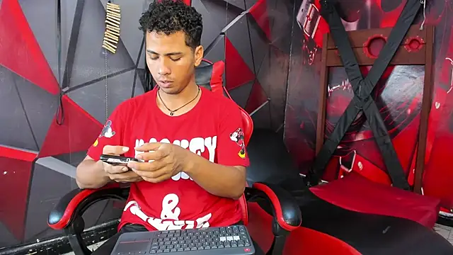 Raphael LatinBoy online show from October 18, 2025, 4:04 am