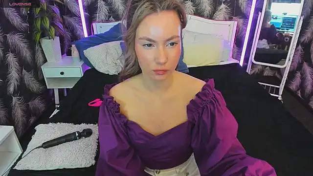 Snapshot of _BellaClark chatting on May 17, 2026, 8:16 pm BellaClark online show from May 17, 2026, 8:16 pm
