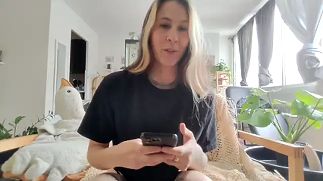 Snapshot of Inked_Snow_Muse chatting on November 17, 2025, 4:46 pm Inked Snow Muse online show from November 17, 2025, 4:46 pm