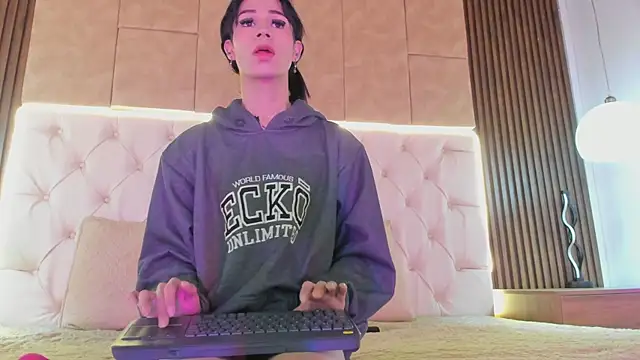 Snapshot of AAliss_Starr chatting on October 24, 2025, 2:08 am AAliss Starr online show from October 24, 2025, 2:08 am