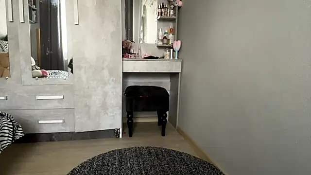 JuliHurlstona online show from October 27, 2025, 5:44 am