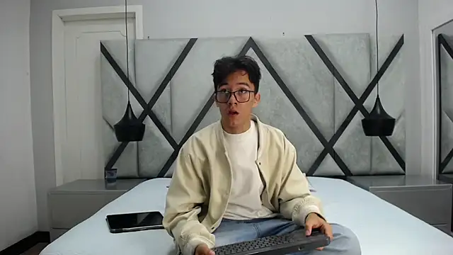 Austin Reeds online show from October 19, 2025, 12:39 pm