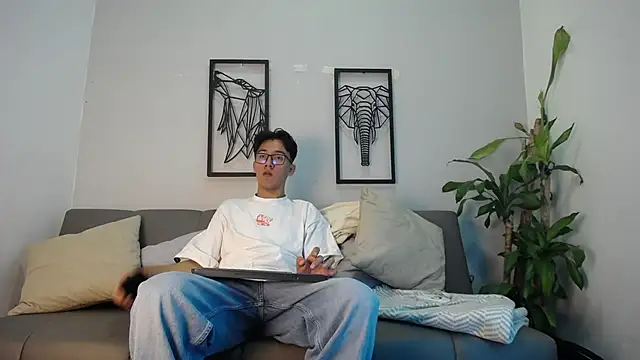 Austin Reeds online show from October 28, 2025, 2:53 pm