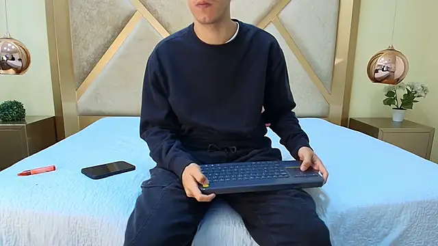 Austin Reeds online show from November 1, 2025, 11:56 am