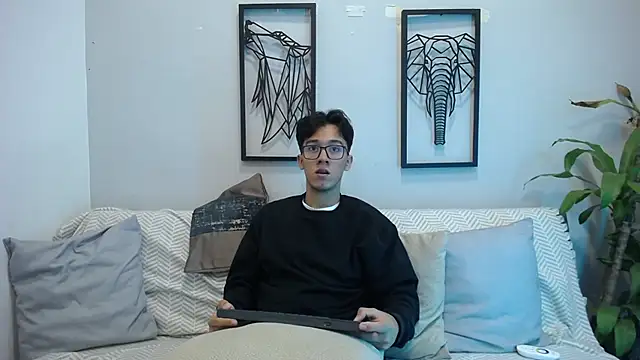 Austin Reeds online show from November 4, 2025, 3:44 pm