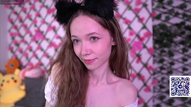 Snapshot of Petite_Polly chatting on October 8, 2025, 8:06 pm Petite Polly online show from October 8, 2025, 8:06 pm