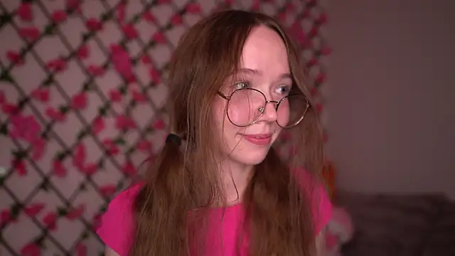 Snapshot of Petite_Polly chatting on October 15, 2025, 8:20 pm Petite Polly online show from October 15, 2025, 8:20 pm