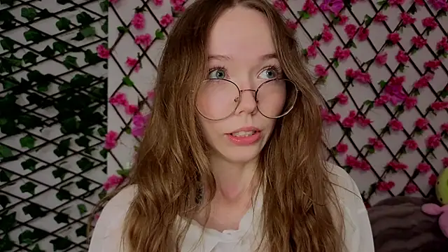 Snapshot of Petite_Polly chatting on October 16, 2025, 8:10 pm Petite Polly online show from October 16, 2025, 8:10 pm