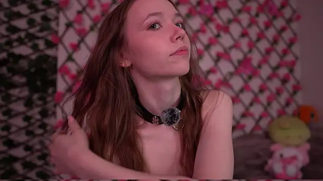 Snapshot of Petite_Polly chatting on October 19, 2025, 1:06 am Petite Polly online show from October 19, 2025, 1:06 am