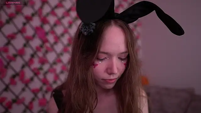 Snapshot of Petite_Polly chatting on October 22, 2025, 1:17 am Petite Polly online show from October 22, 2025, 1:17 am