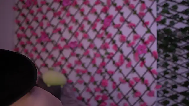 Snapshot of Petite_Polly chatting on October 28, 2025, 6:10 pm Petite Polly online show from October 28, 2025, 6:10 pm