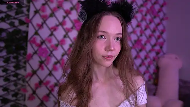 Snapshot of Petite_Polly chatting on November 6, 2025, 6:09 pm Petite Polly online show from November 6, 2025, 6:09 pm