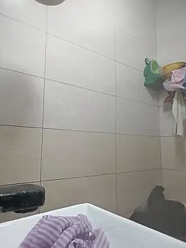 Snapshot of TinyLa chatting on October 28, 2025, 10:41 am TinyLa online show from October 28, 2025, 10:41 am