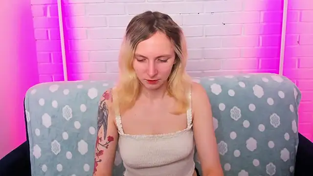 LikiLips online show from December 19, 2025, 1:01 am