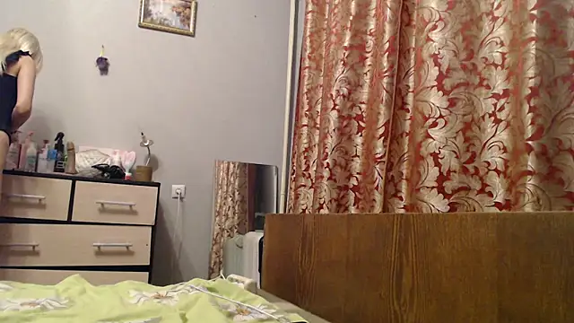 Snapshot of maybe_doll chatting on November 9, 2025, 2:15 pm maybe doll online show from November 9, 2025, 2:15 pm