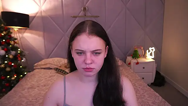 SnowWhiti online show from December 14, 2025, 6:41 am