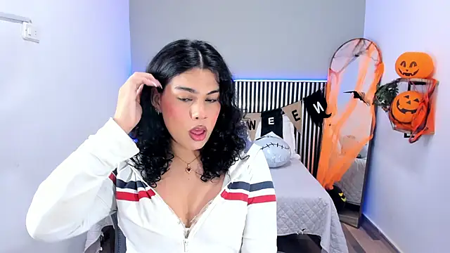 Snapshot of Little_Alli chatting on October 27, 2025, 7:40 pm Little Alli online show from October 27, 2025, 7:40 pm