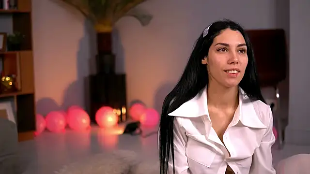 SiennaLuna online show from November 26, 2025, 5:08 am