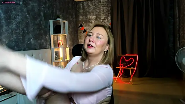 scent  of woman online show from November 11, 2025, 1:38 am